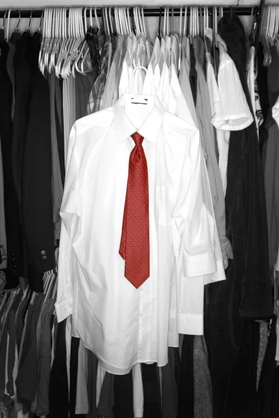 Sukienka biała koszule w szafie na moda — Zdjęcie stockowe