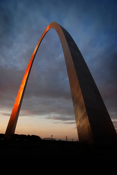 St Louis Arch metalen Gateway Landmark zonsondergang gloeiende oranje — Stockfoto