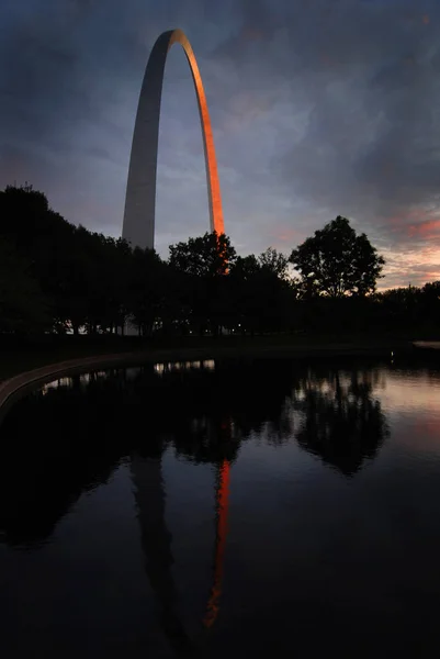 St Louis łuku bramy metalowe Landmark pomarańczowy zachód słońca świecące — Zdjęcie stockowe