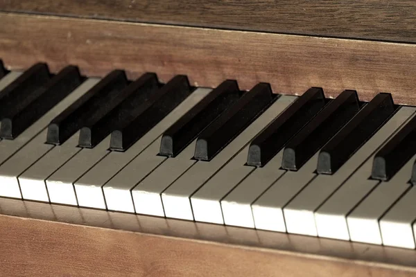 Старовинне фортепіано з клавішами для музики — стокове фото