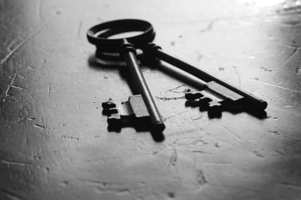 Keys on Wooden Surface to Unlock — Stock Photo, Image