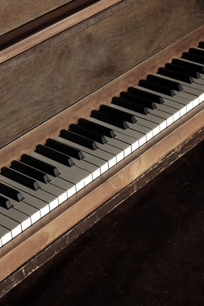 Staré retro Piano s klíči pro hudbu — Stock fotografie