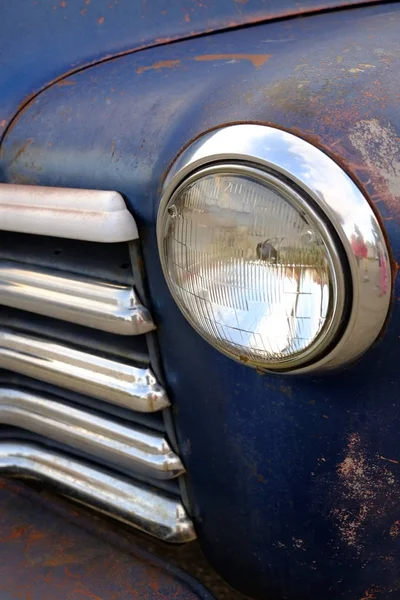 Stare ciężarówki Grill i reflektory — Zdjęcie stockowe