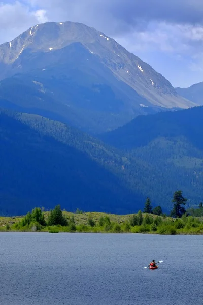 Man on Kayak on Lake Mountains Wilderness Paddling — Stock Photo, Image