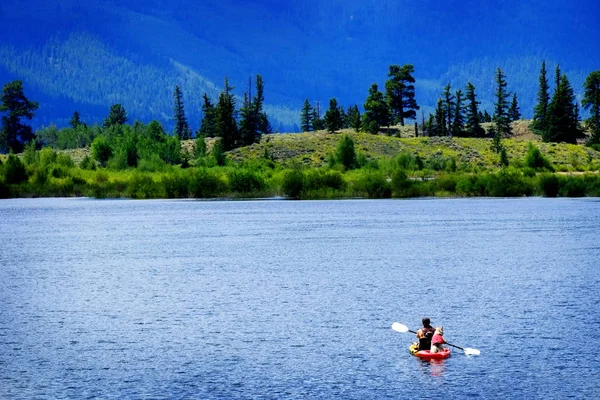 Homme sur Kayak sur les montagnes du lac Pagayer en pleine nature — Photo