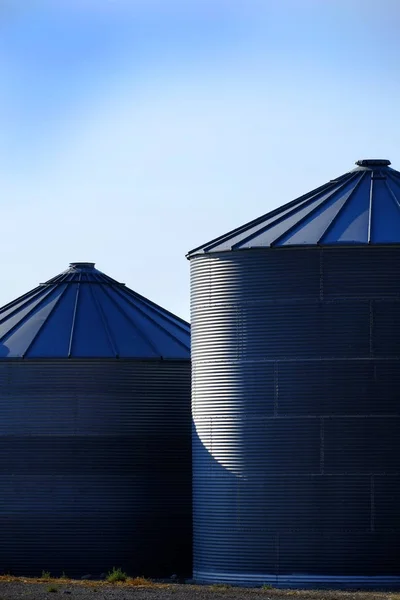 Graansilo's op boerderij voor landbouw en opslag van tarwe — Stockfoto