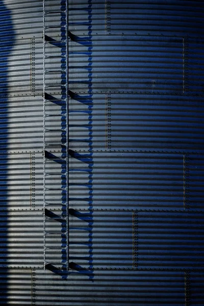 粮食立筒仓农场耕作和储存小麦 — 图库照片