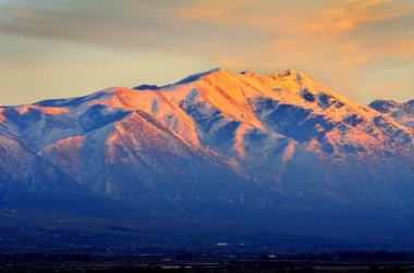 Sunset bulvarında dağın tepesinde güzel kış turuncu ışık