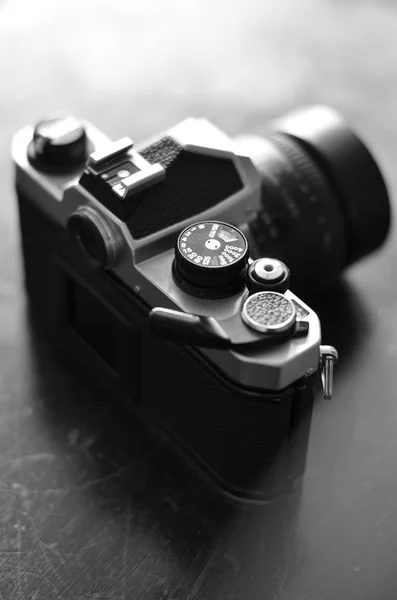 수동 초점 렌즈와 오래 된 빈티지 필름 카메라 — 스톡 사진