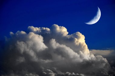 Hilal ay ve Stark mavi gökyüzünde bulutlar gök gürültüsü