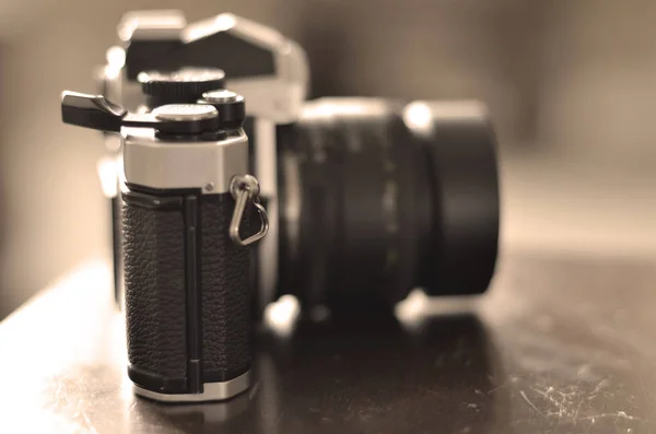 Vieille caméra de film vintage avec objectif de mise au point manuel — Photo