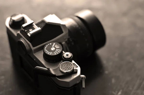 Antigua cámara de cine vintage con lente de enfoque manual —  Fotos de Stock