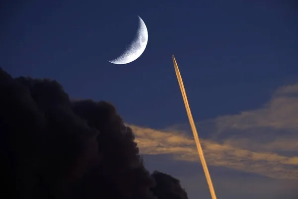 Vliegtuig stijgende door Sky Jet Trail en wassende maan — Stockfoto