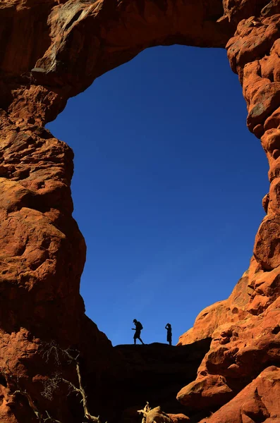 Arco en Canyon Rock Formations Silhouetter of Hiker — Foto de Stock