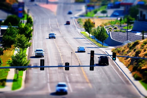 Coches en miniatura Conducir semáforo Ciudad Pequeña —  Fotos de Stock