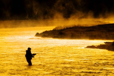 Adam Flyfishing Balıkçılık nehir silüeti altın güneş ışığı