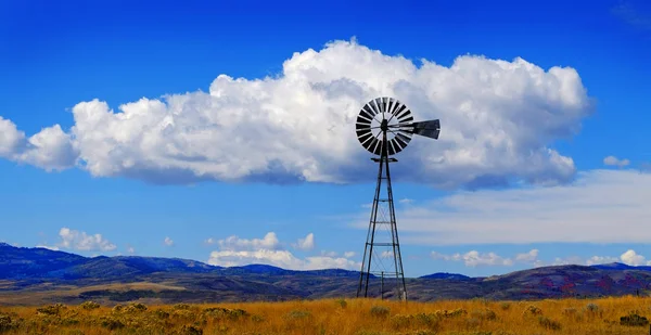 Windmill on Hillside in Countryside Rural America with Sky and C — Stock Photo, Image