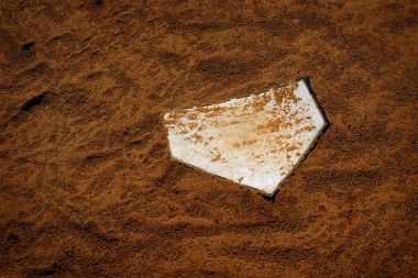Beyzbol Homeplate için kahverengi kir içinde geçmiş zaman Amerikan spor