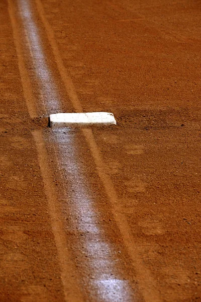 Базовая линия бейсбола с бриллиантовым мелом — стоковое фото