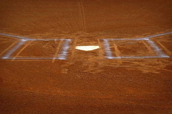 棒球 Homeplate 面糊盒粉笔线棕色粘土污垢 — 图库照片