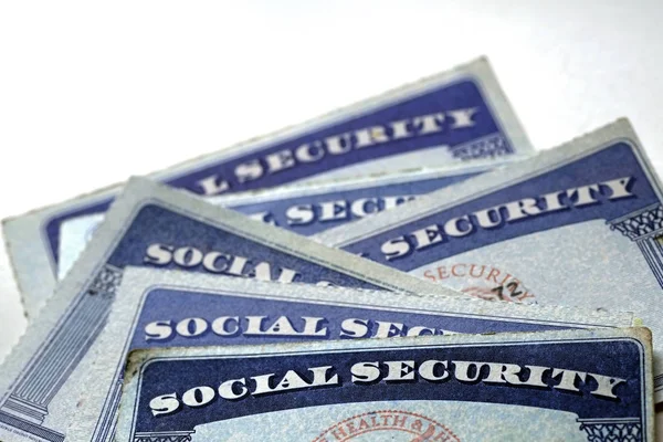 Cartões de segurança social em uma pilha de fileira para aposentadoria — Fotografia de Stock