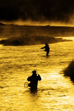 Adam Flyfishing Balıkçılık nehir silüeti altın güneş ışığı