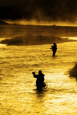 Adam Flyfishing Balıkçılık nehir silüeti altın güneş ışığı