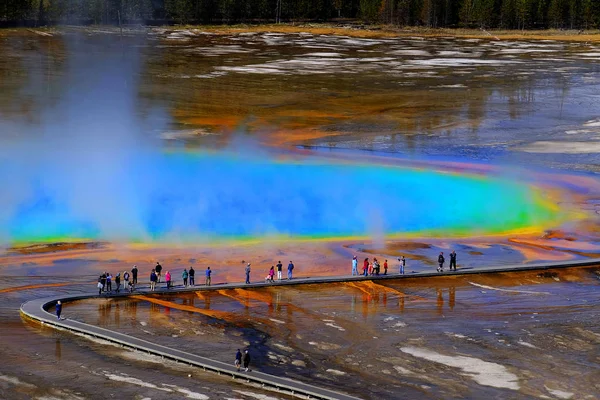 Gran Primavera Prismática en el Parque Nacional de Yellowstone Steam Rising — Foto de Stock