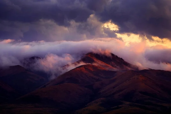 Montagna selvaggia con nuvole e luce del tramonto — Foto Stock