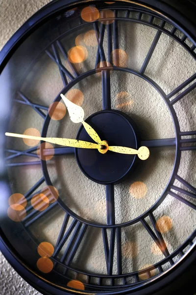 Zegar na ścianie czas refleksji — Zdjęcie stockowe