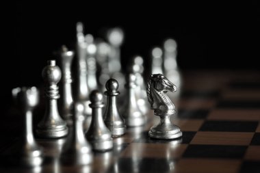 Oyun ve strateji oynamak için satranç tahtasındaki parçalar