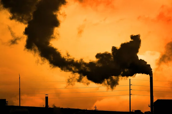 Contaminación y humo de chimeneas de fábricas o centrales eléctricas —  Fotos de Stock