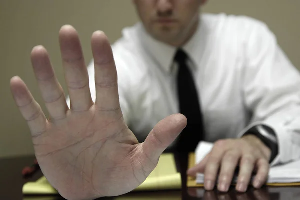 Fiatal ügyvéd ügyvéd az íróasztalnál Üzletember Tárgyalások Hand Stop — Stock Fotó