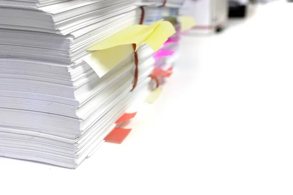 Pile ou pile de papiers avec étiquettes et notes — Photo