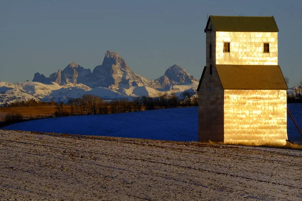 Old Abandoned Grainary Grainery Building with Tetons Teton Mount — Stock Photo, Image