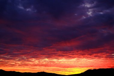 Dağlarda Günbatımı veya Gün Doğumu Güzel Bulutlar Alacakaranlık Şafağı 