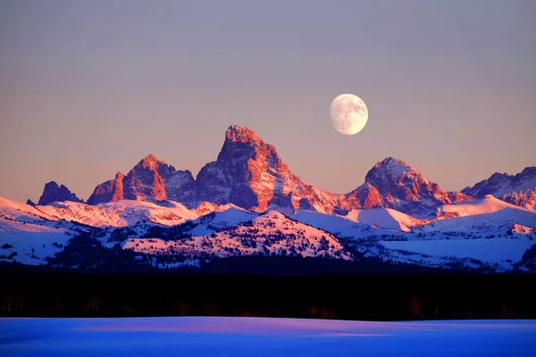 Solnedgången ljus Alpen glöd på Tetons Teton berg med månen Risi — Stockfoto