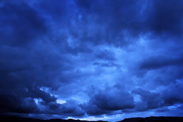 Nuvens de tempestade tropical escura — Fotografia de Stock