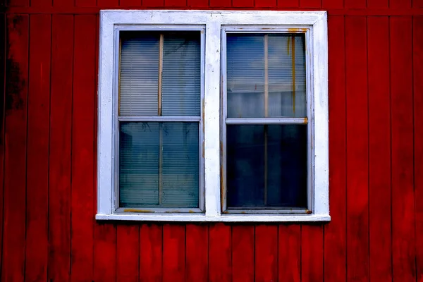 Rot Gestrichene Wand Mit Weißem Fenster Haus Als Dekoration — Stockfoto
