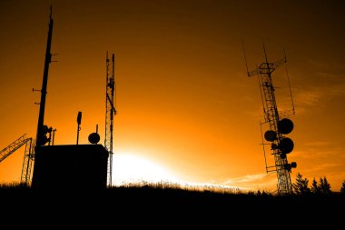 Radyo ve hücresel yayın iletişim kuleleri ve alıcılar