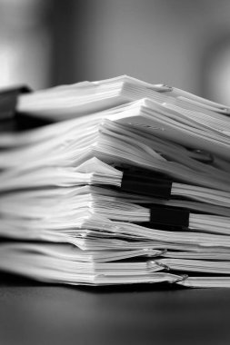 Dosya ataçlı kağıt yığını düzenleme için ataç işi