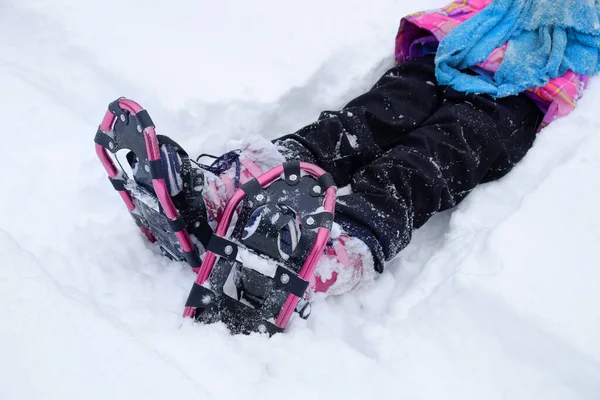 Ragazzina Racchette Neve Ciaspolate Scarpe Neve Inverno Divertendosi — Foto Stock