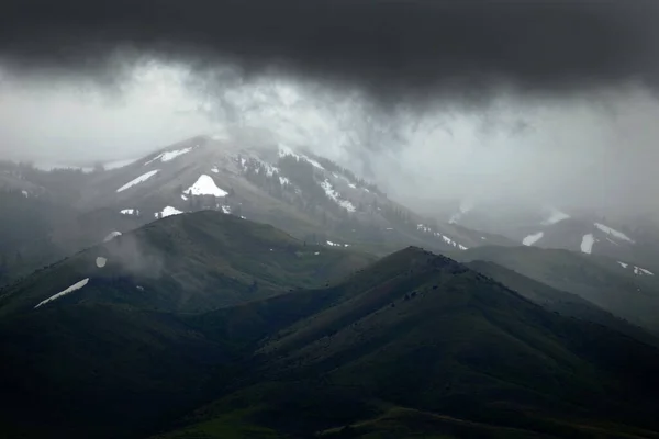 Βουνά Στην Ομιχλώδη Καταιγίδα Χιονισμένο Κορυφή Πράσινους Λόφους — Φωτογραφία Αρχείου