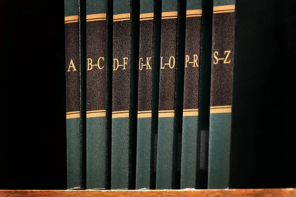 棚図書館の法律書の索引ガイド法的読書参照 — ストック写真