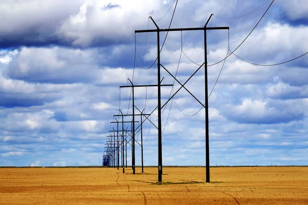Líneas Eléctricas Campo Con Cielo Azul Nubes Que Representan Utilidad —  Fotos de Stock