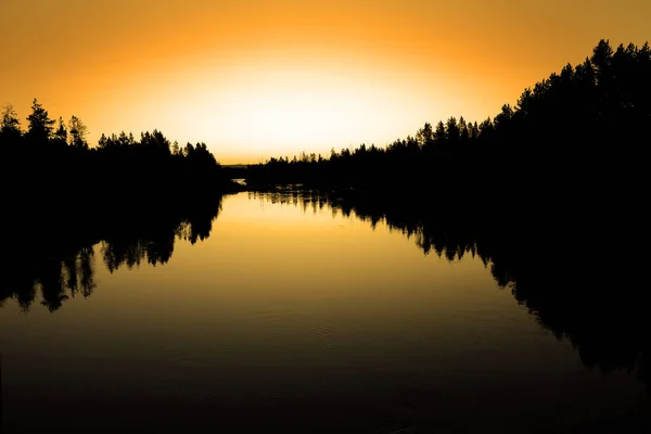 Wschód Lub Zachód Słońca Rzece Lasem Sosen Wiązki Światła — Zdjęcie stockowe