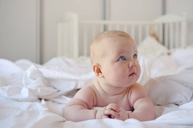 Şirin Bebek bir yatakta yatıyor