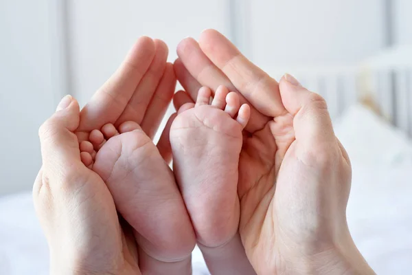 Bebek eller ayaklarda holding üst