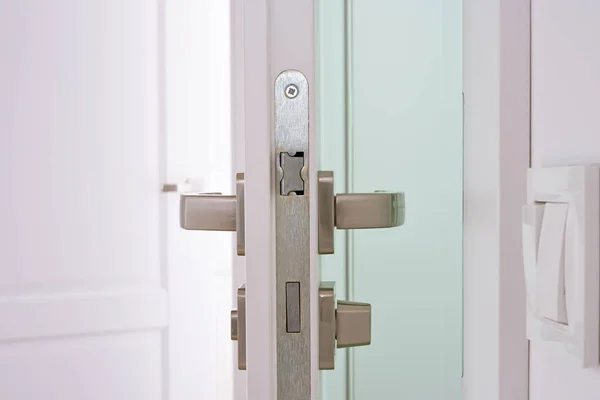 Tuvalete açılan kapı