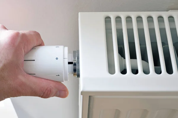 Hombre ajustar el radiador de calefacción — Foto de Stock